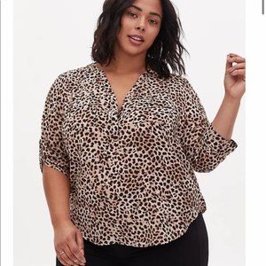 TORRID (1) Harper cheetah print blouse. LIKE NEW!